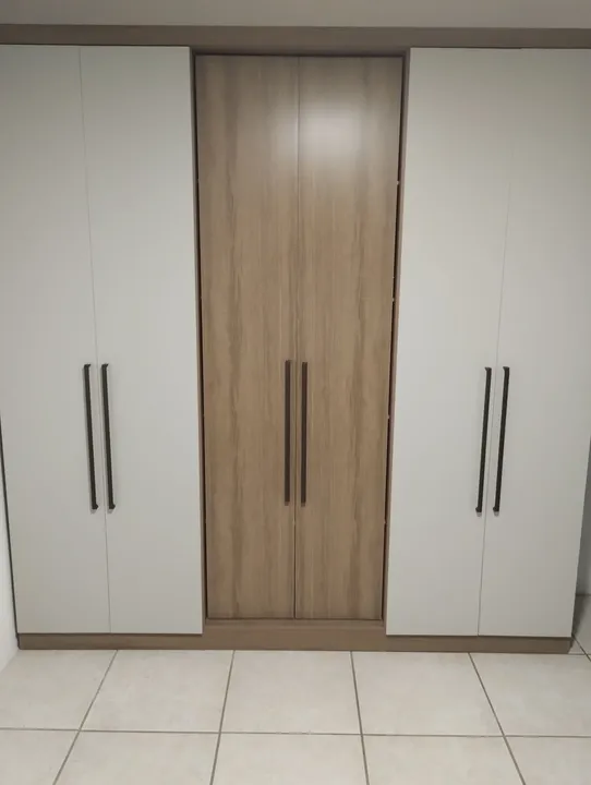 Guarda-Roupas Branco com Detalhes em Madeira