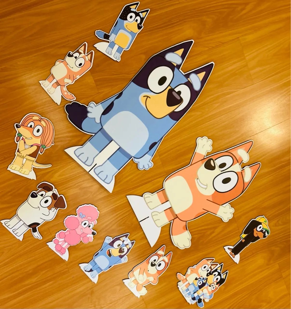 Decoração festa Bluey e Bingo - display mdf e topper de docinho  - Foto 2