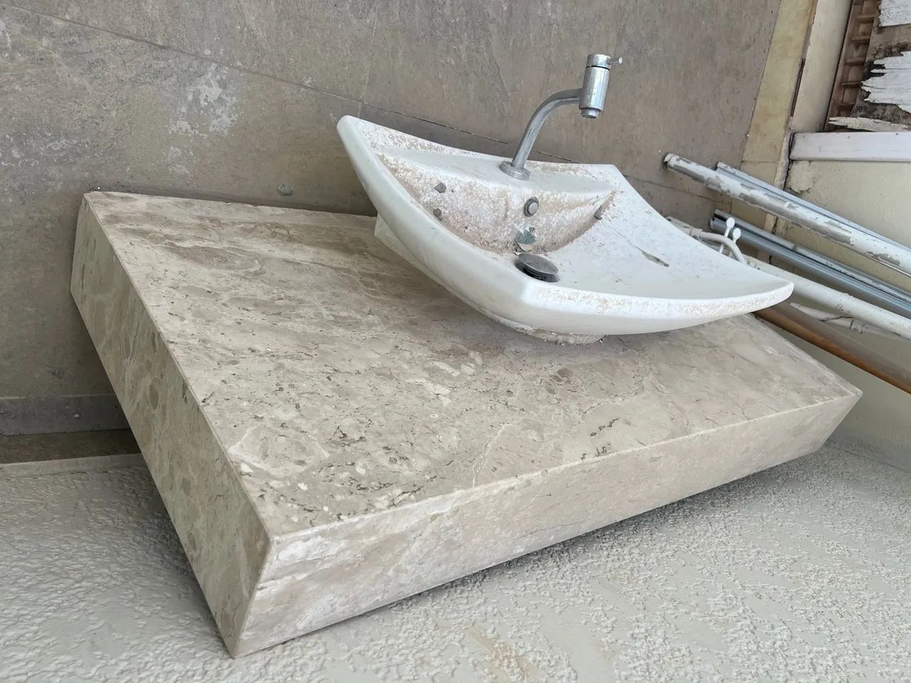 Bancada Mármore Bege Bahia com Cuba e torneira