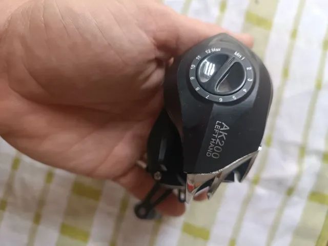 Carretilha para pesca AK200 mão esquerda novo na caixa - Foto 4