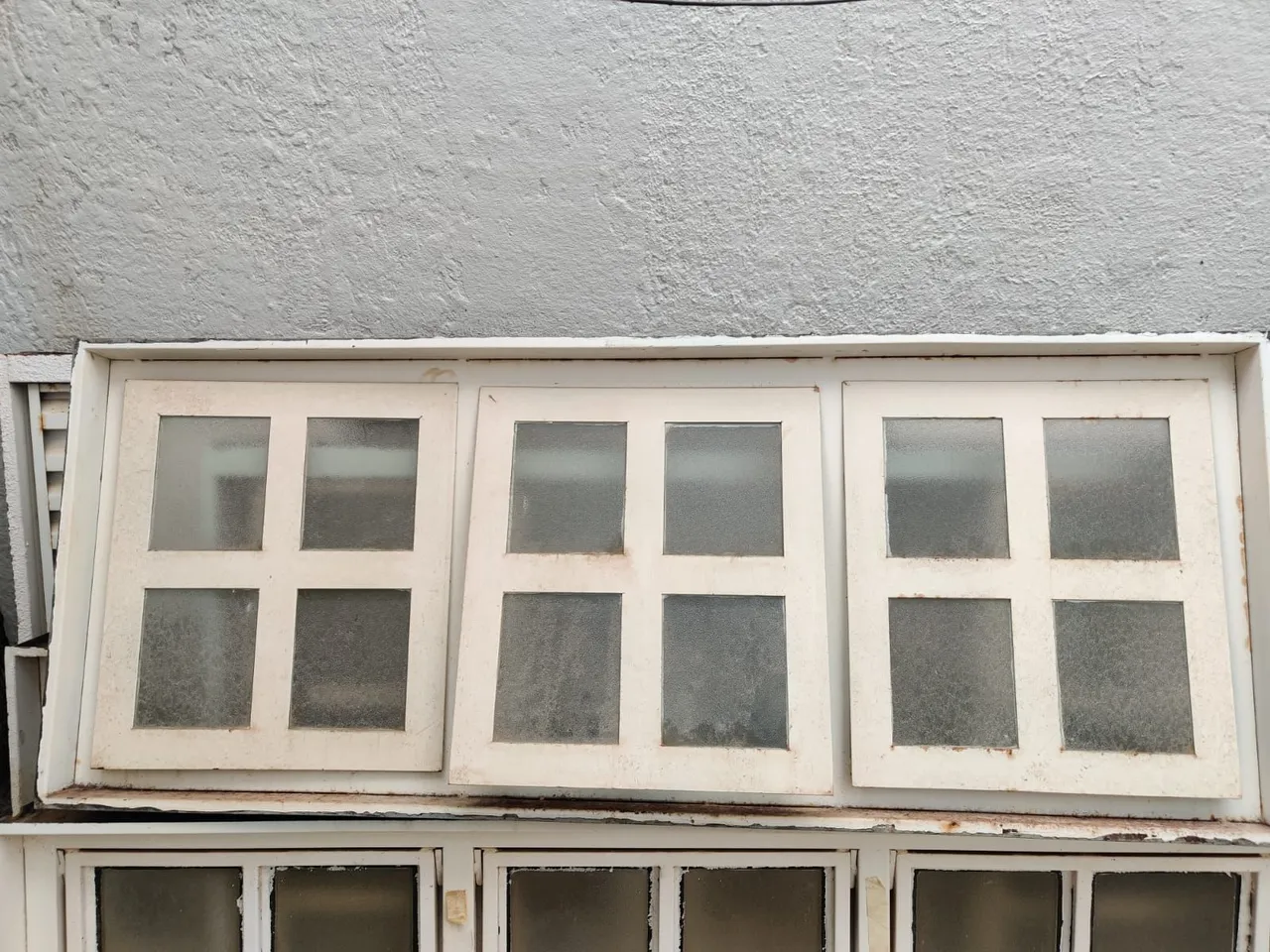 Janelas de aço branca com vidros