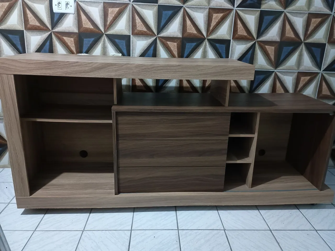 Rack para TV Amadeirado com Gavetas e Nichos