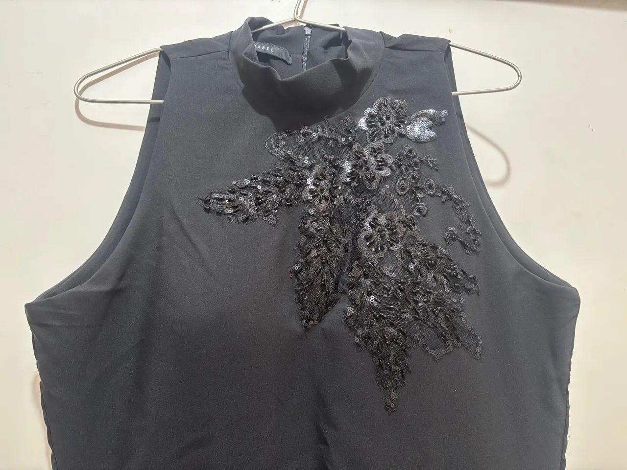 Vestido preto com detalhes em paetês