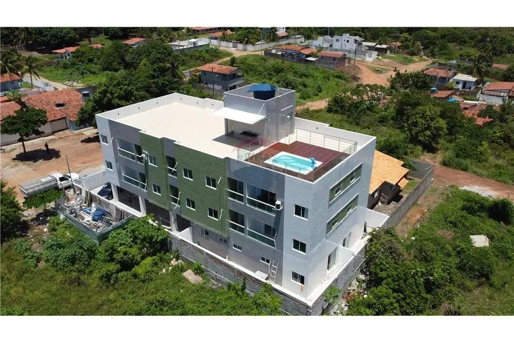 Apartamento com excelente acabamento e vista mar permanente.