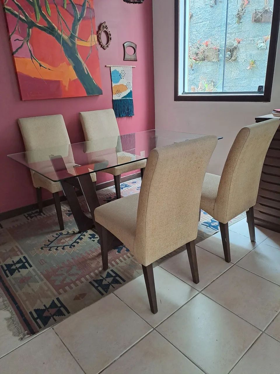 MESA DE JANTAR (6 lugares) com 4 cadeiras  e base de madeira maciça com tampo de vidro. 