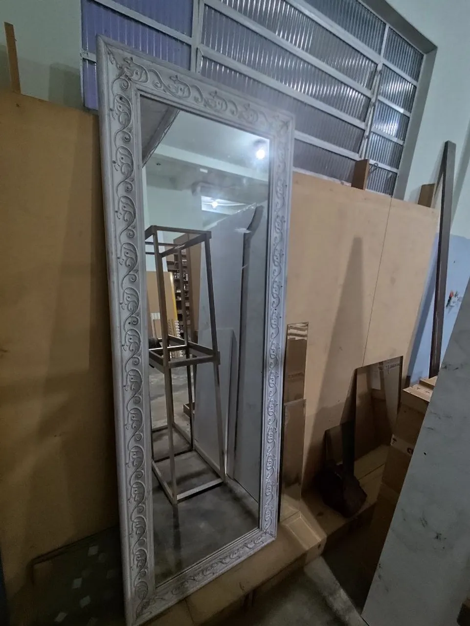 Espelho de Parede Decorativo com Moldura Detalhada