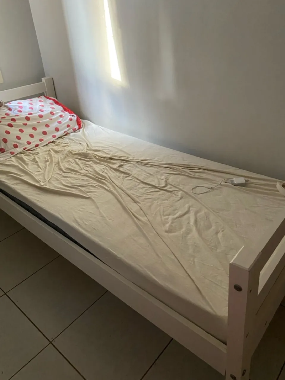 Cama de solteiro branca