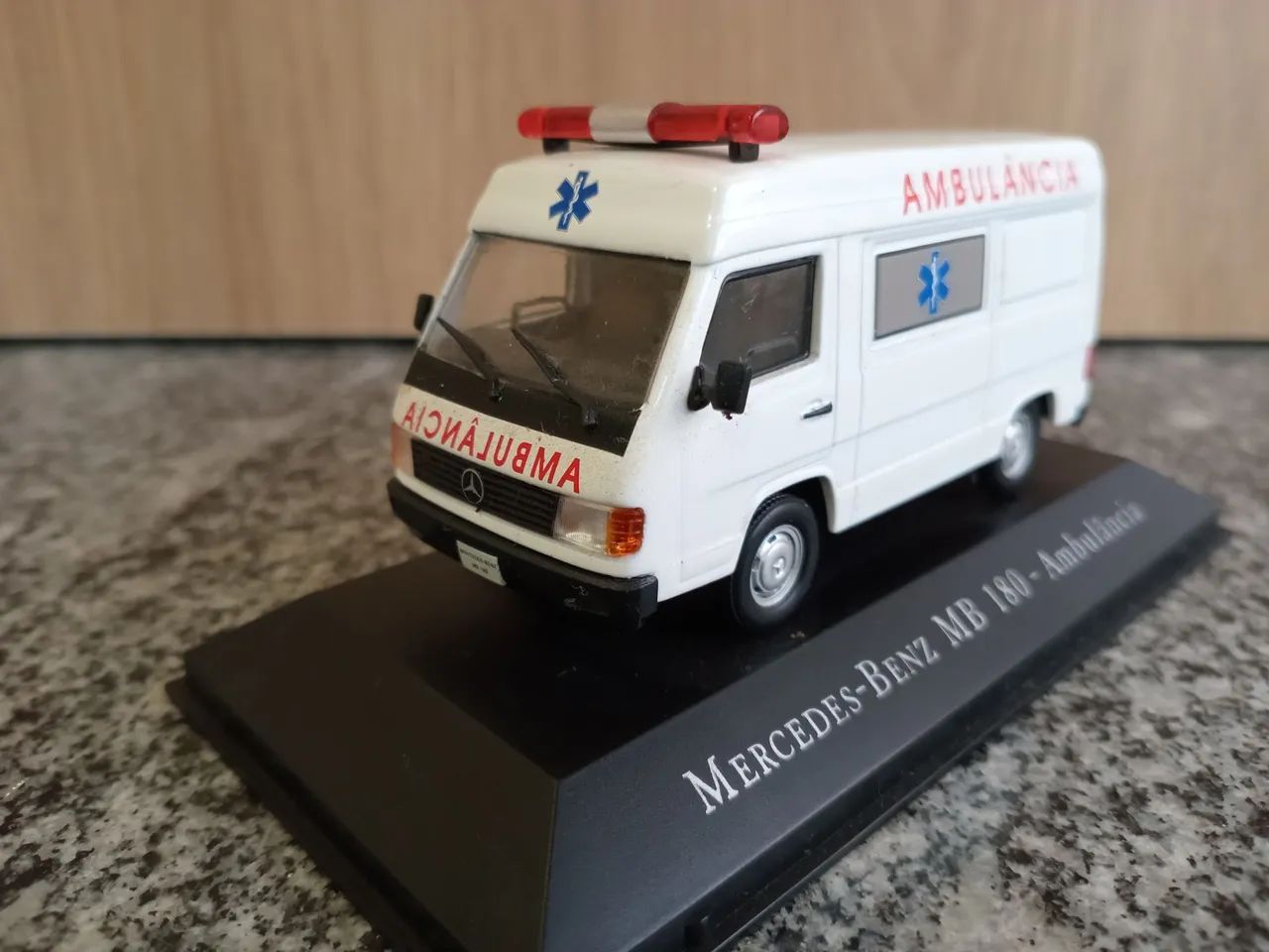 Miniatura Mercedes-Benz MB 180 - Ambulância