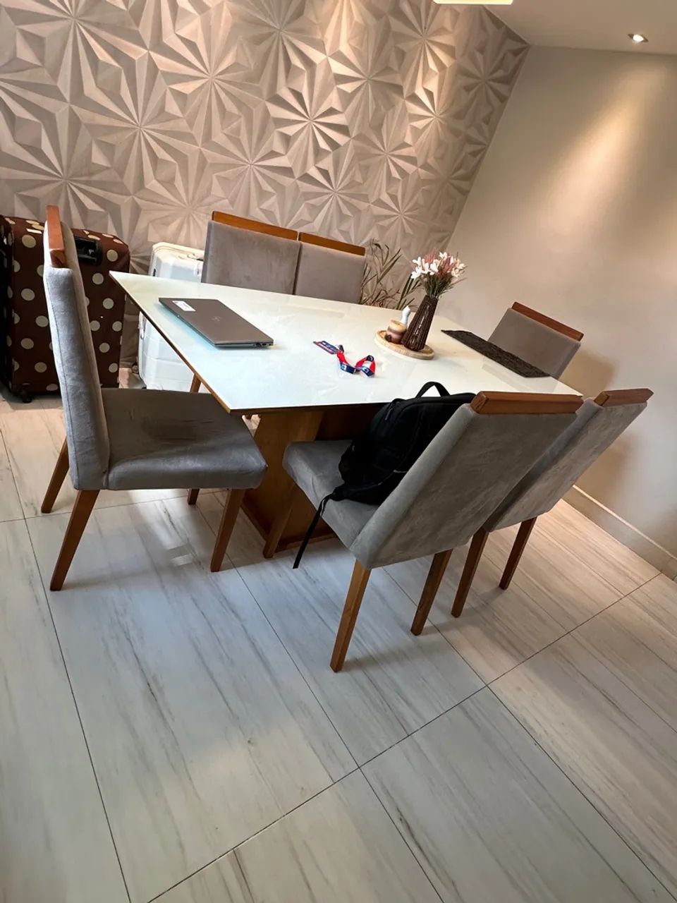 Mesa de jantar com 6 cadeiras de madeira 