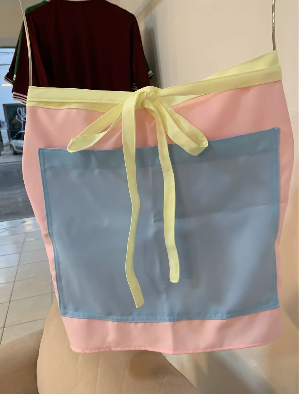 Avental colorido rosa, azul e amarelo com bolso - Foto 2