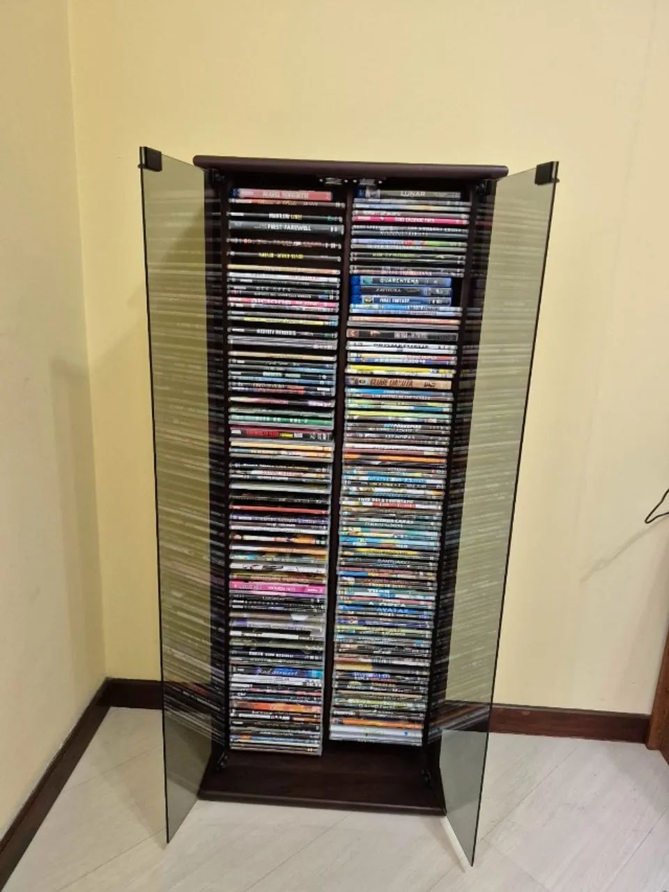 MÓVEL PORTA DVD EM MADEIRA. VENDO COM OU SEM DVDS. R$ 750,00/ R