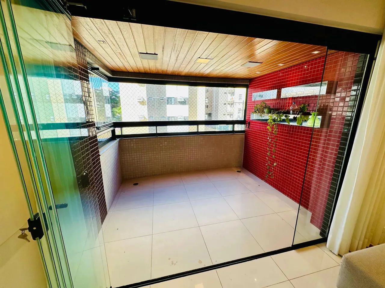 ALTO PADRÃO NA PONTA VERDE! APTO COM 133 M2, 3 SUÍTES COM MOVEIS FIXOS E ELETRODOMÉSTICOS! - Foto 3