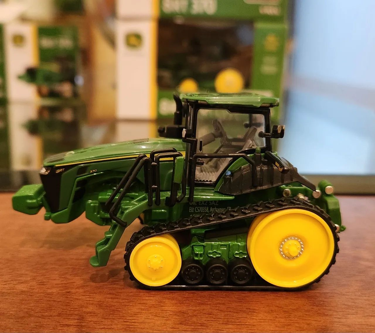 Miniatura Trator John Deere 8RT 370 escala 1/64 ERTL PRESTIGE COLLECTION 