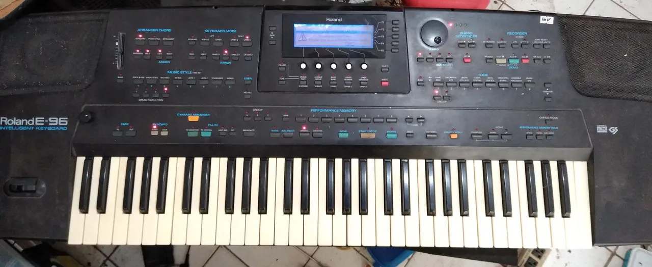 Teclado Roland E-96 Inteligente conservado