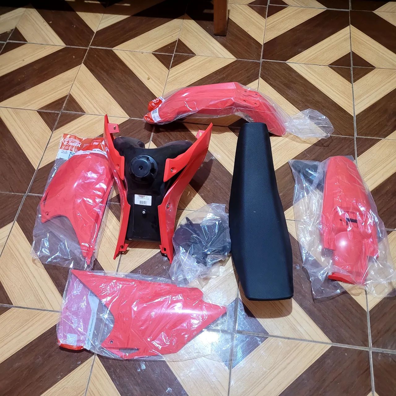 Kit CRF 230 tá zerado nunca usado.  Adaptável em bros antiga. 