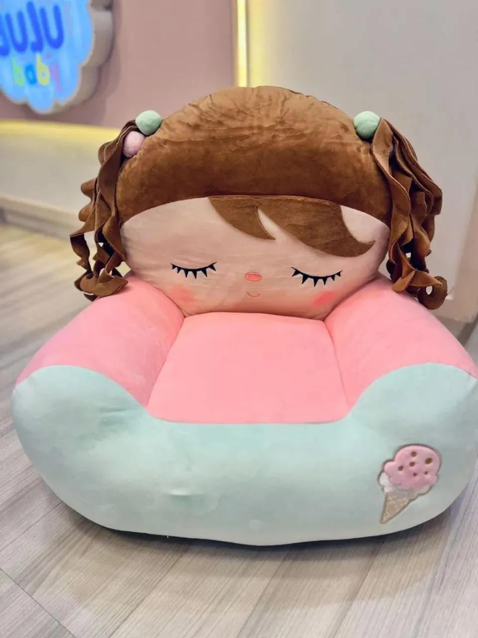 Mini poltrona em pelúcia Boneca