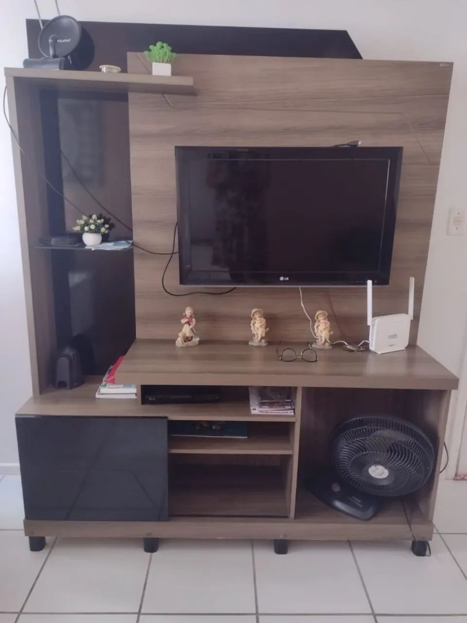 Estante + mesa com 4 cadeiras: 700 reais - Foto 2