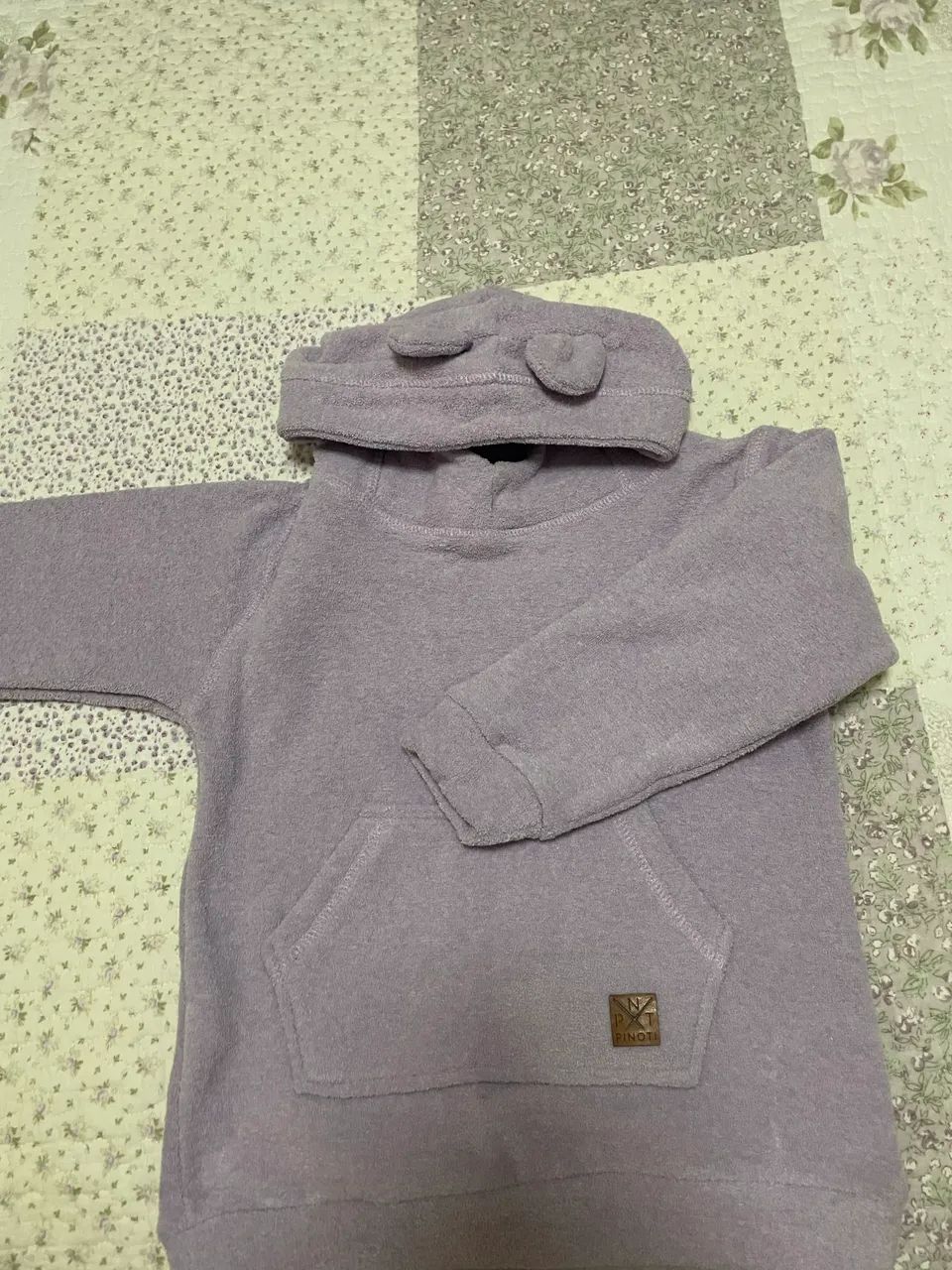 Este é um conjunto de moletom infantil verde com capuz e bolso canguru. - Foto 5