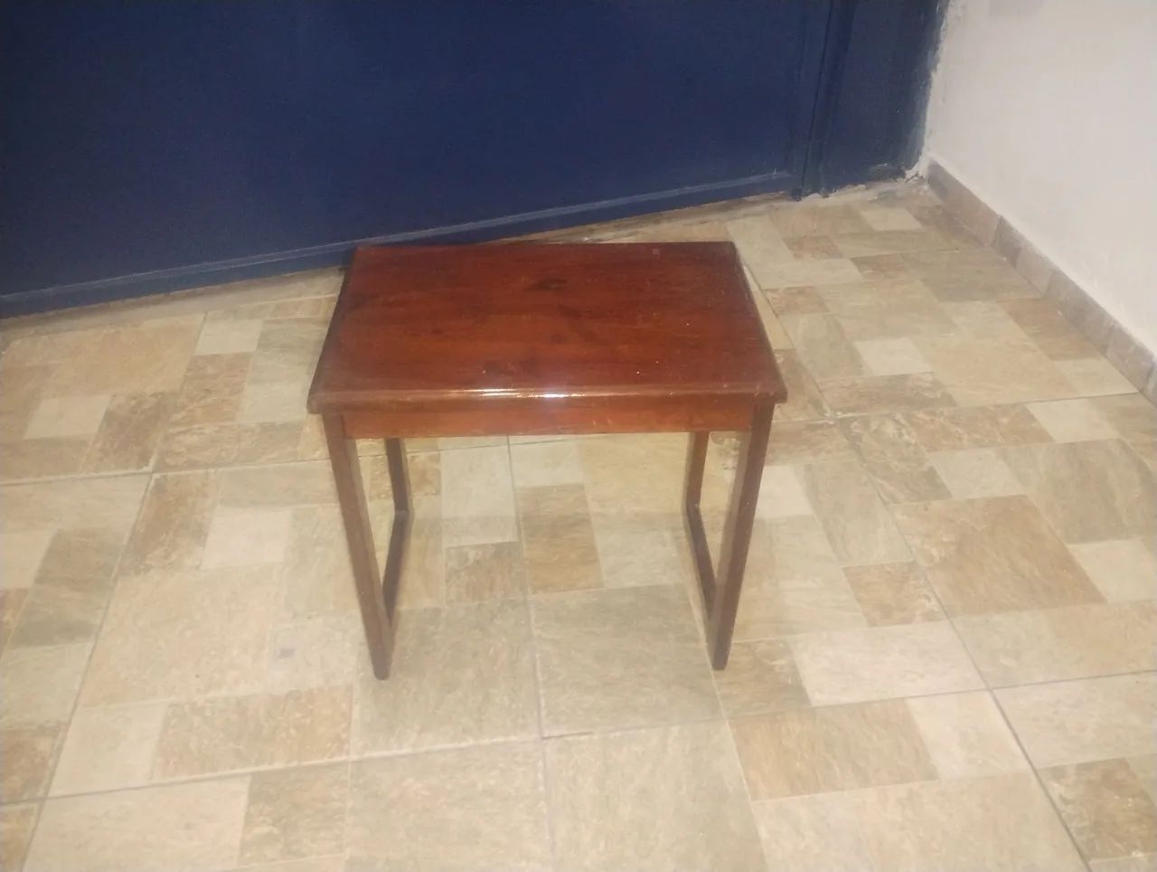 Mesinha de Cabeceira / Lateral em Madeira Maciça - Linda e Compacta