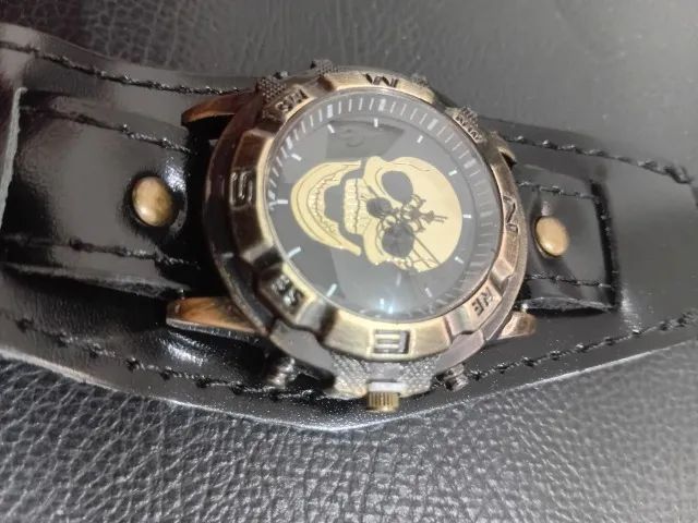 Relógio Caveira com pulseira de couro sintético - Foto 2