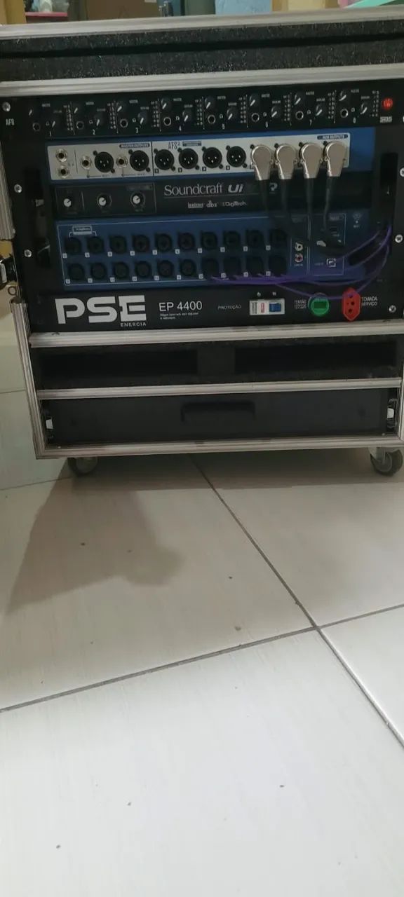 Mesa de Som Ui24 Completa com Case de Rosinha