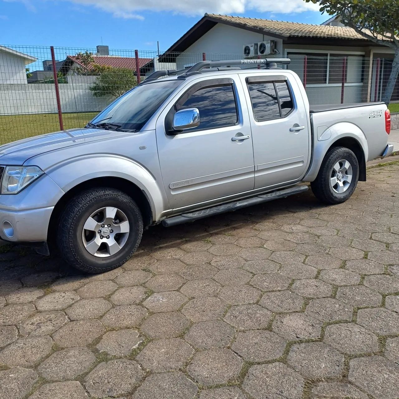 Nissan Frontier Frontier LE CD 4x4 2.5 TB Diesel Aut. 2013