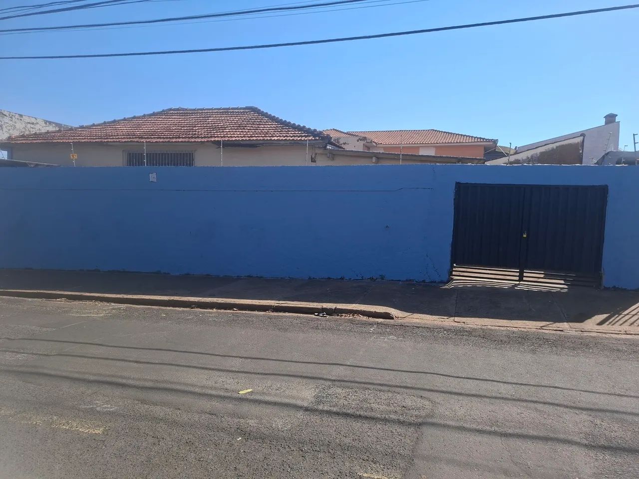 Alugo espaço com 150 mts com cobertura e banheiro
