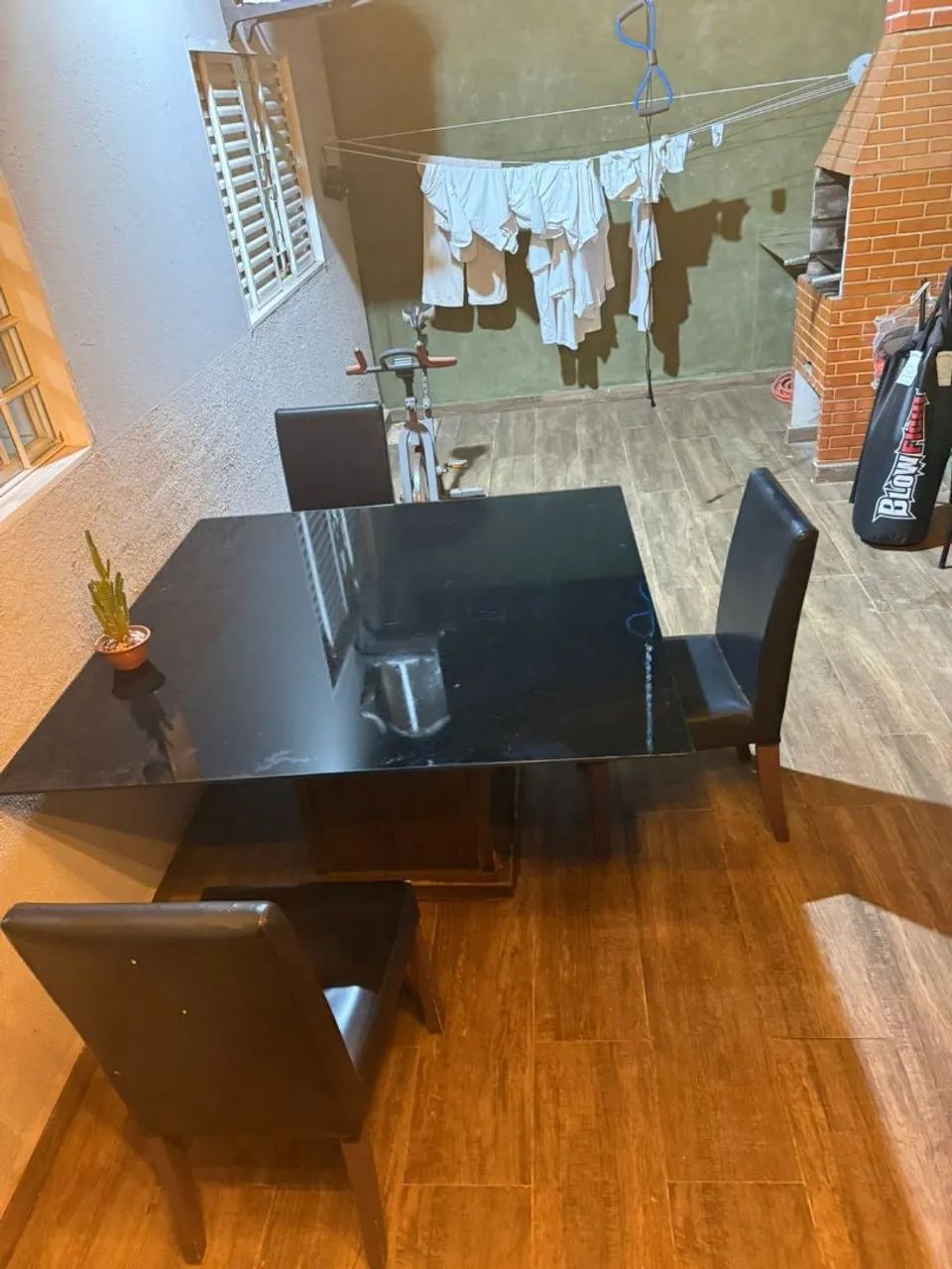Elegante mesa acompanha cadeiras, com tampo em granito escuro - Foto 5
