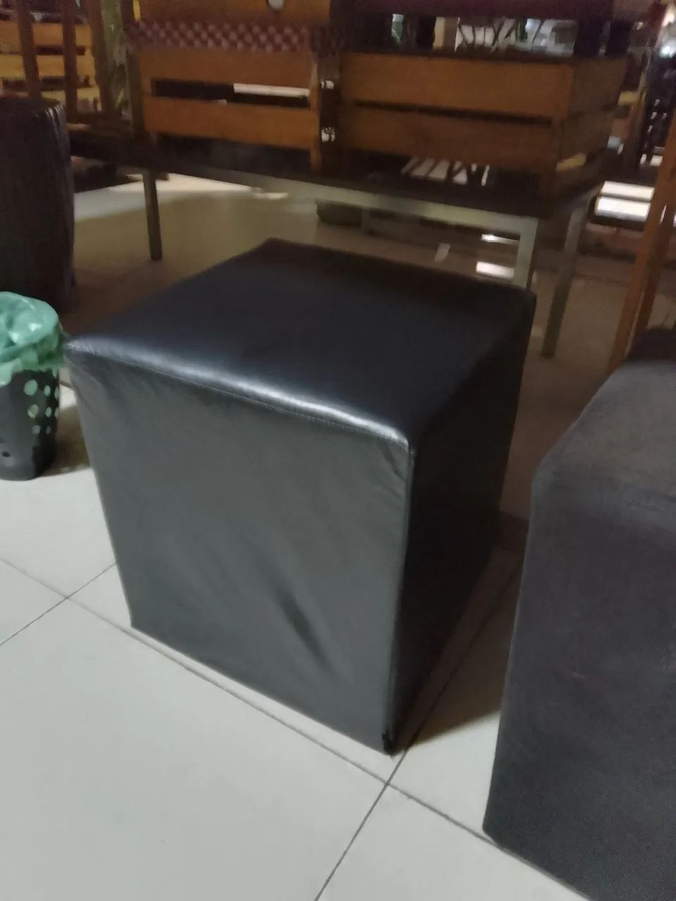 Vendo puf ,na cor preta ,em corvino 