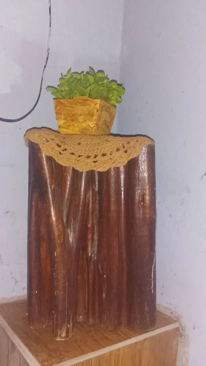 Mesinha de canto e tronco de árvore. - Foto 2