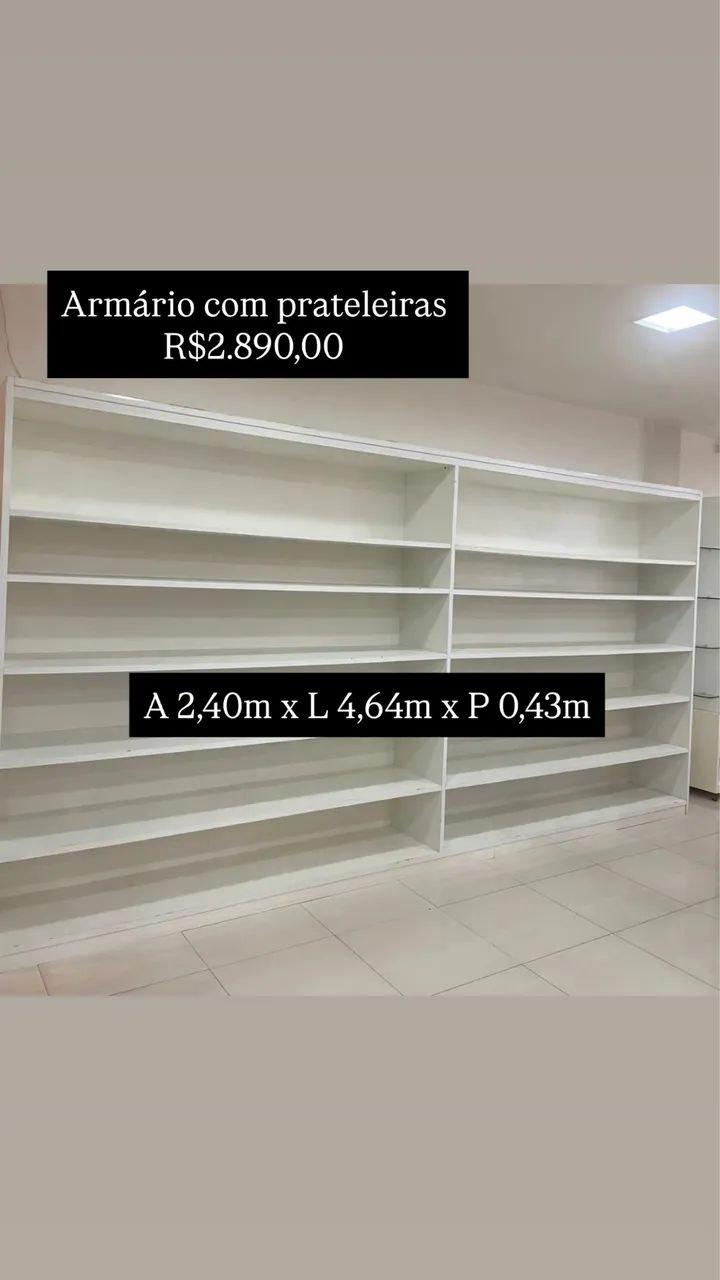 Armário com prateleiras