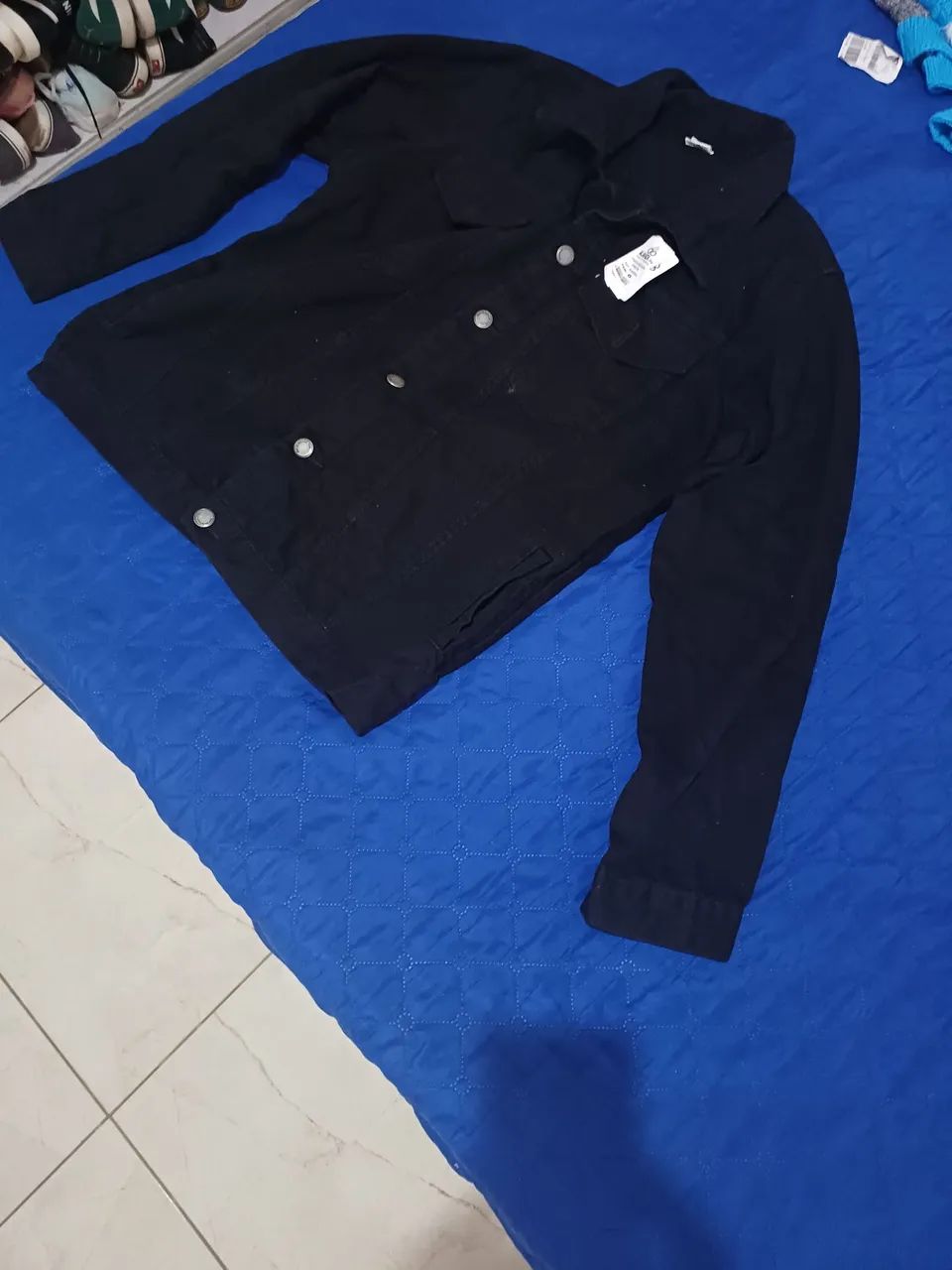 VENDO JAQUETA PRETA NOVA COM ETIQUETA