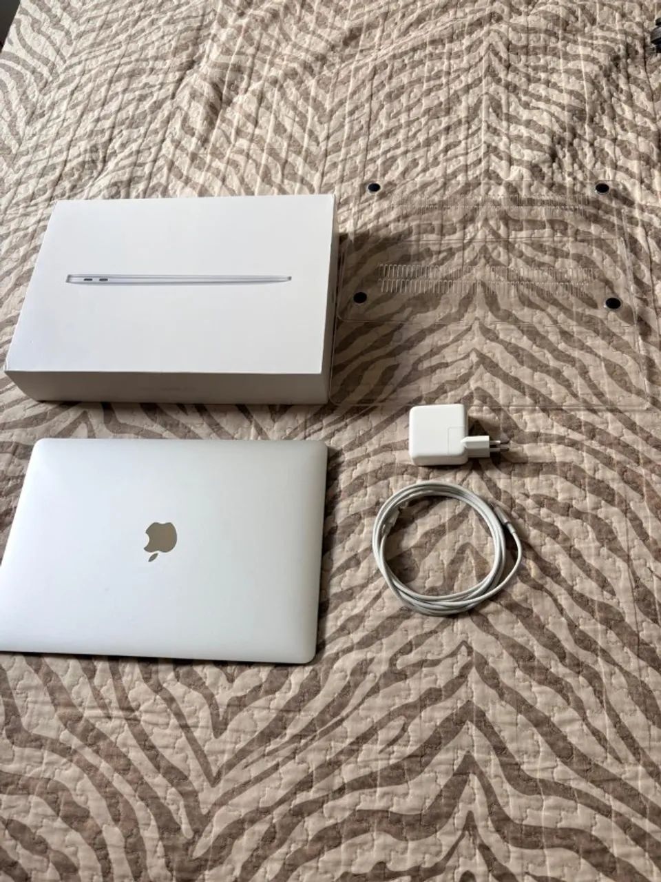 MacBook Air M1 2020 - Impecável | 8GB RAM | Bateria 97% | Com