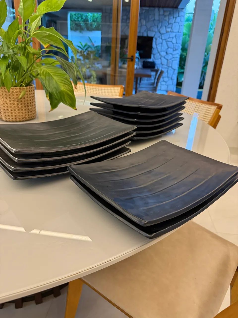 Vendo 12 Pratos em Melanina na cor Preto! Novíssimos!!!! Medida 32x22  - Foto 2