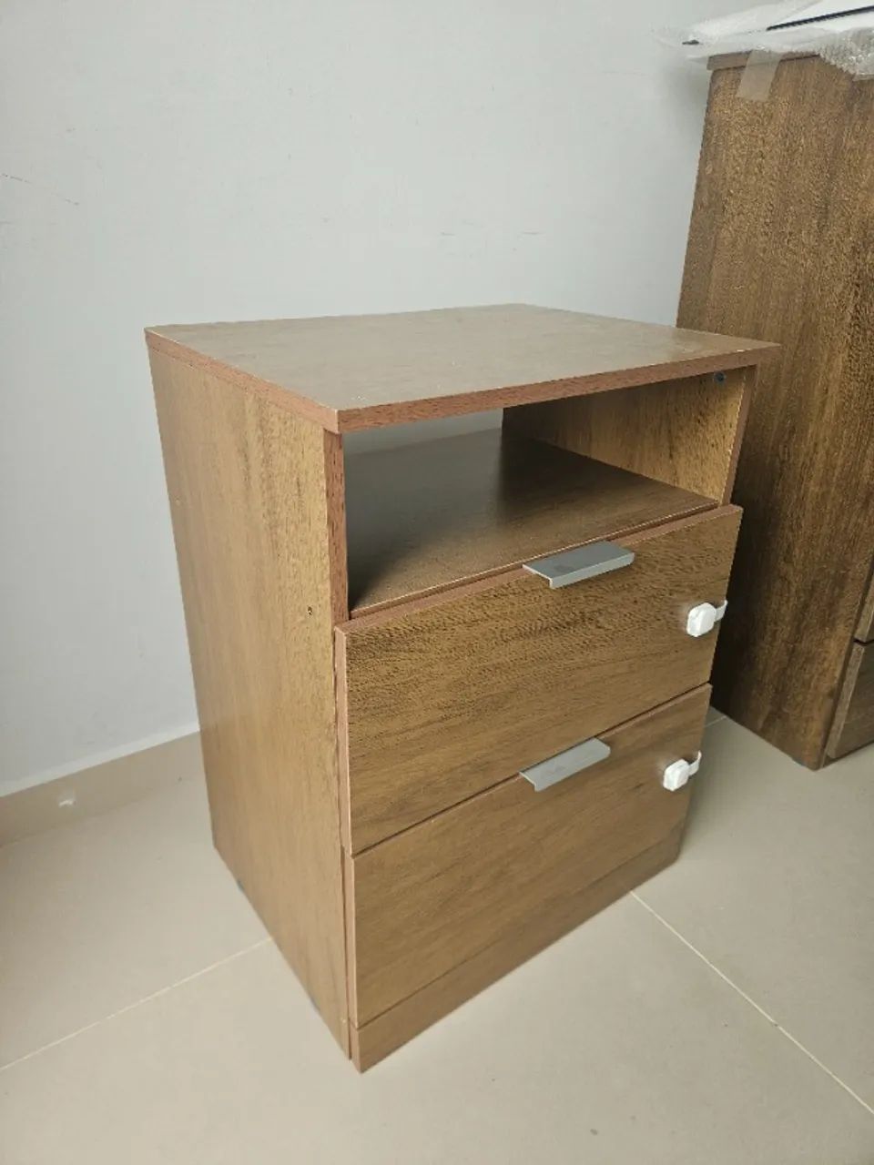 Mesa de Cabeceira Criado Mudo de Madeira com Duas gavetas