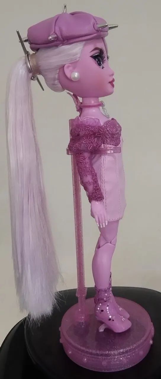 Boneca Rainbow High Shadow Lavender. Leia descrição  - Foto 4