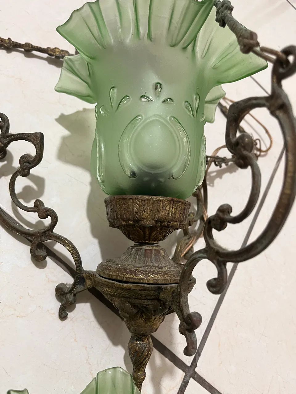 Par de arandelas mais lustre em bronze com cúpula verde - Foto 4