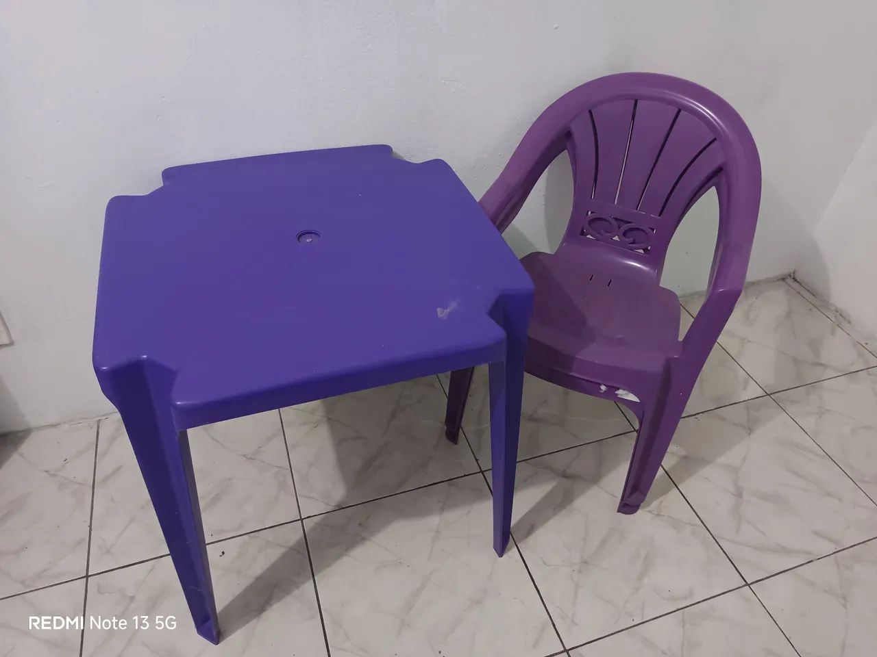 Mesa plástica com 2 cadeiras
