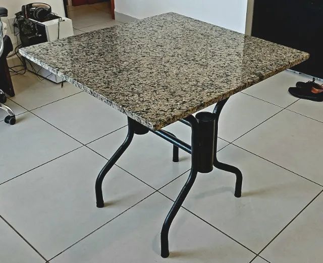 Mesa de jantar quadrada com tampo em granito + 4 cadeiras