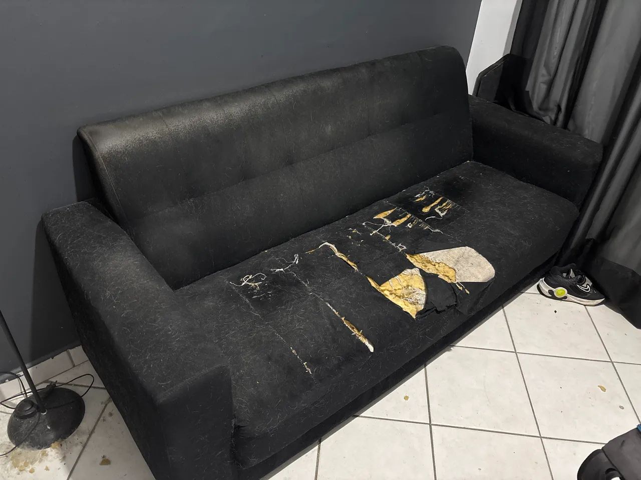Sofá preto rasgado 