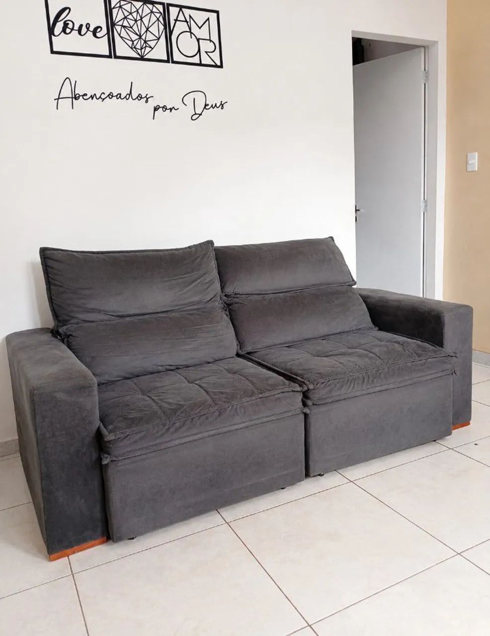 Sofá Retrátil Cinza  Conforto e Espaço - Foto 2