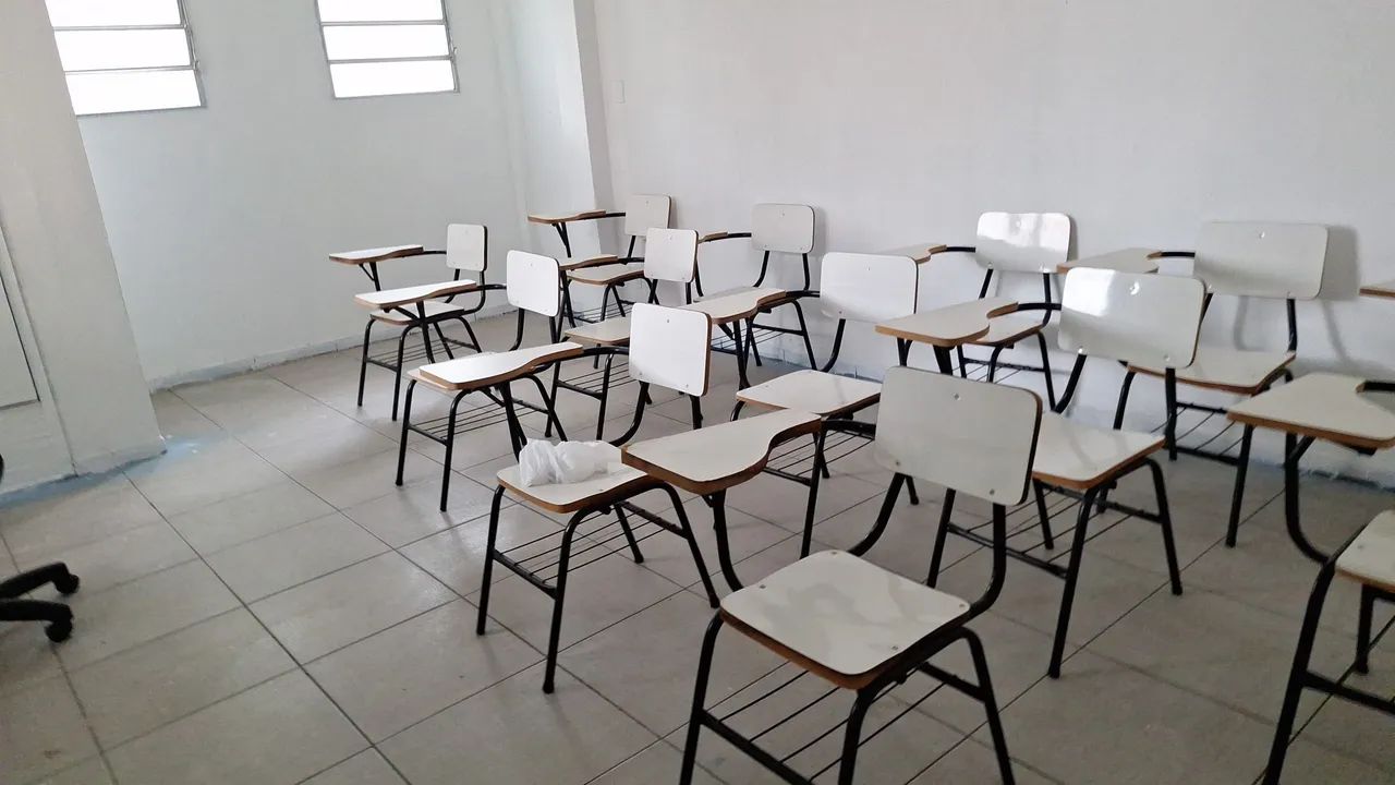 Lote com 81 cadeiras universitárias escolares (em bom estado)