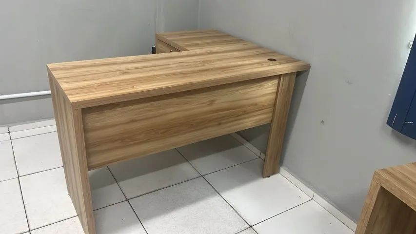Mesa de escritório em L amadeirada com gaveteiro
