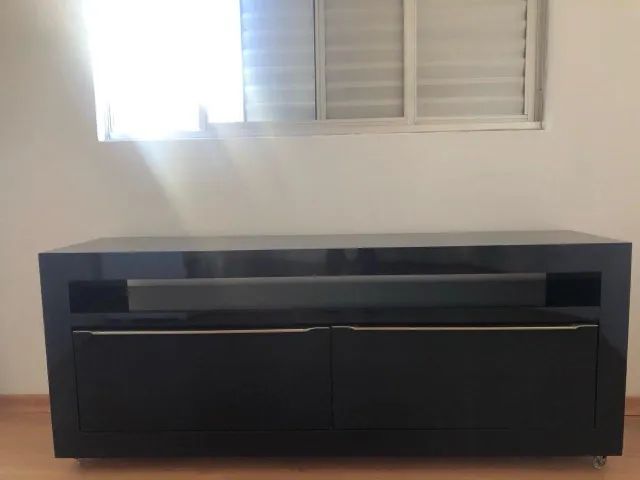 Móvel/rack de laca preto com rodinhas 