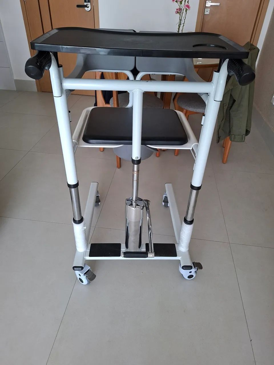 Cadeira de transferência seminova - Foto 2