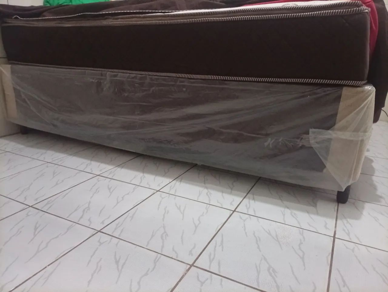 Vendo base de cama de casal e dou o colchão 