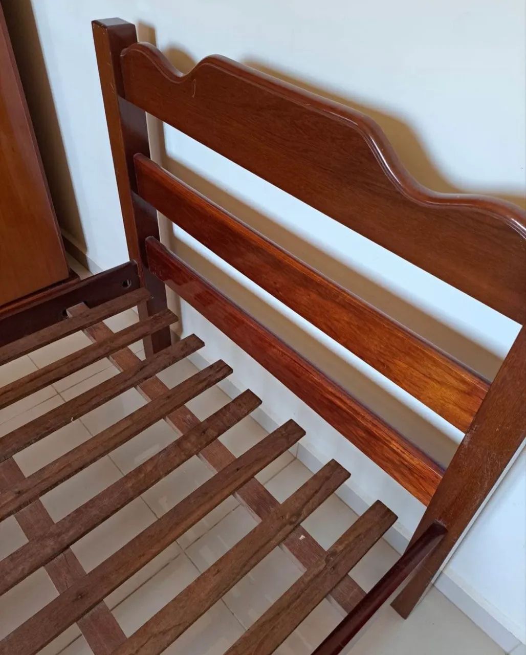 Cama de madeira maciça e colchão  - Foto 3