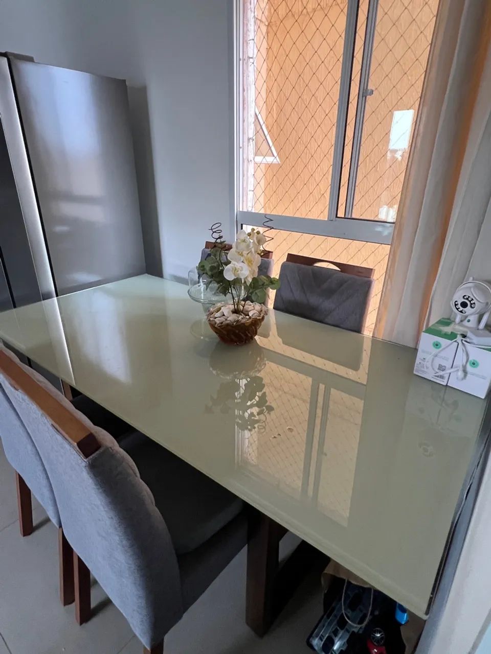 Mesa de jantar 6 lugares com 4 cadeiras - seminova