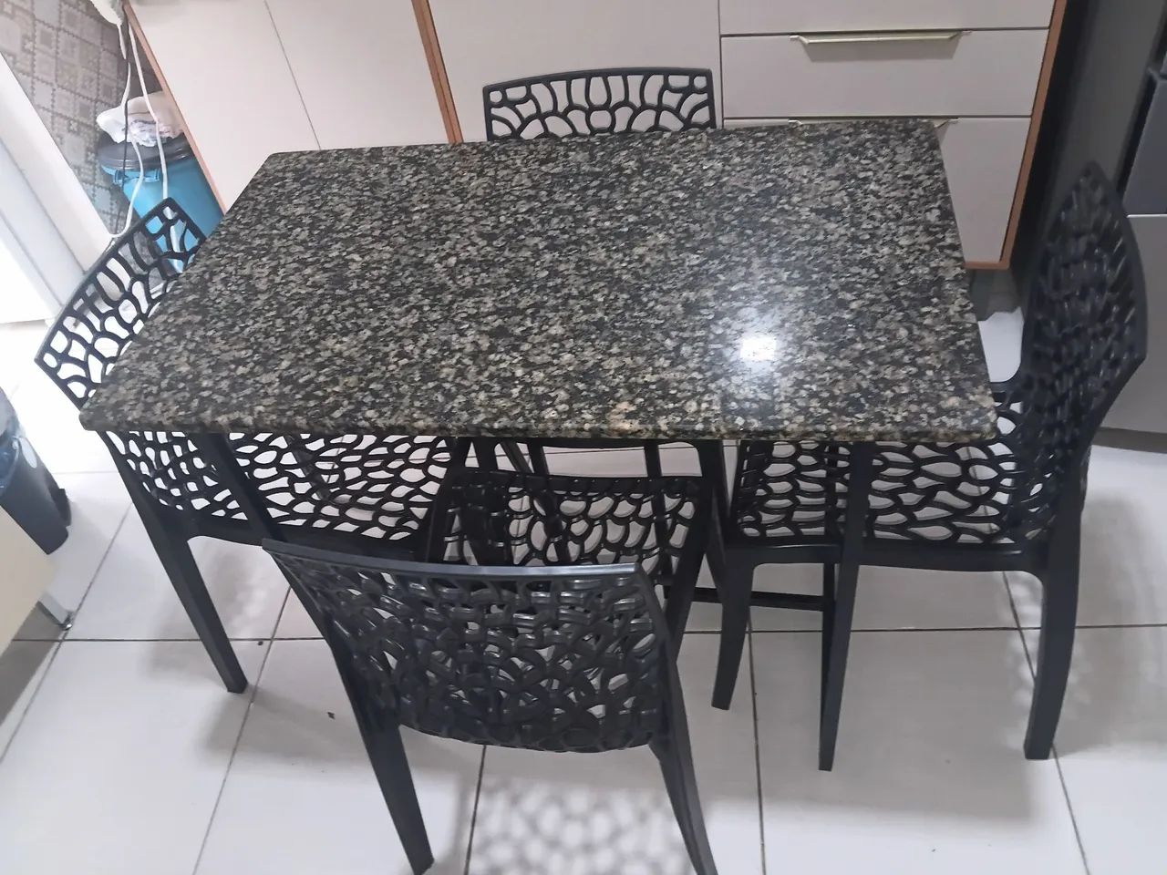 Uma linda mesa de marmore com 4 cadeiras  - Foto 2