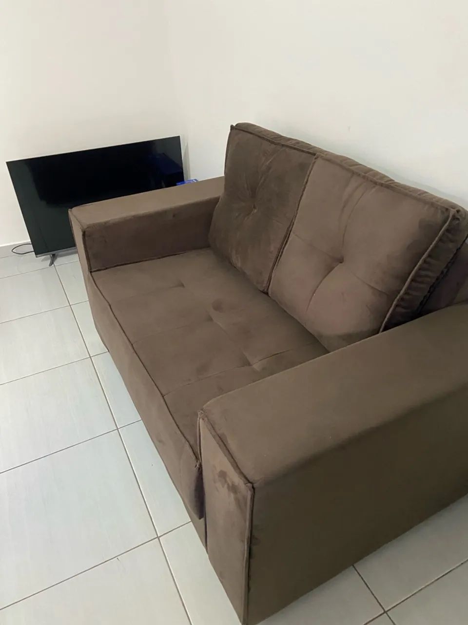 Sofá de 2 lugares marrom ? confortável e conservado 